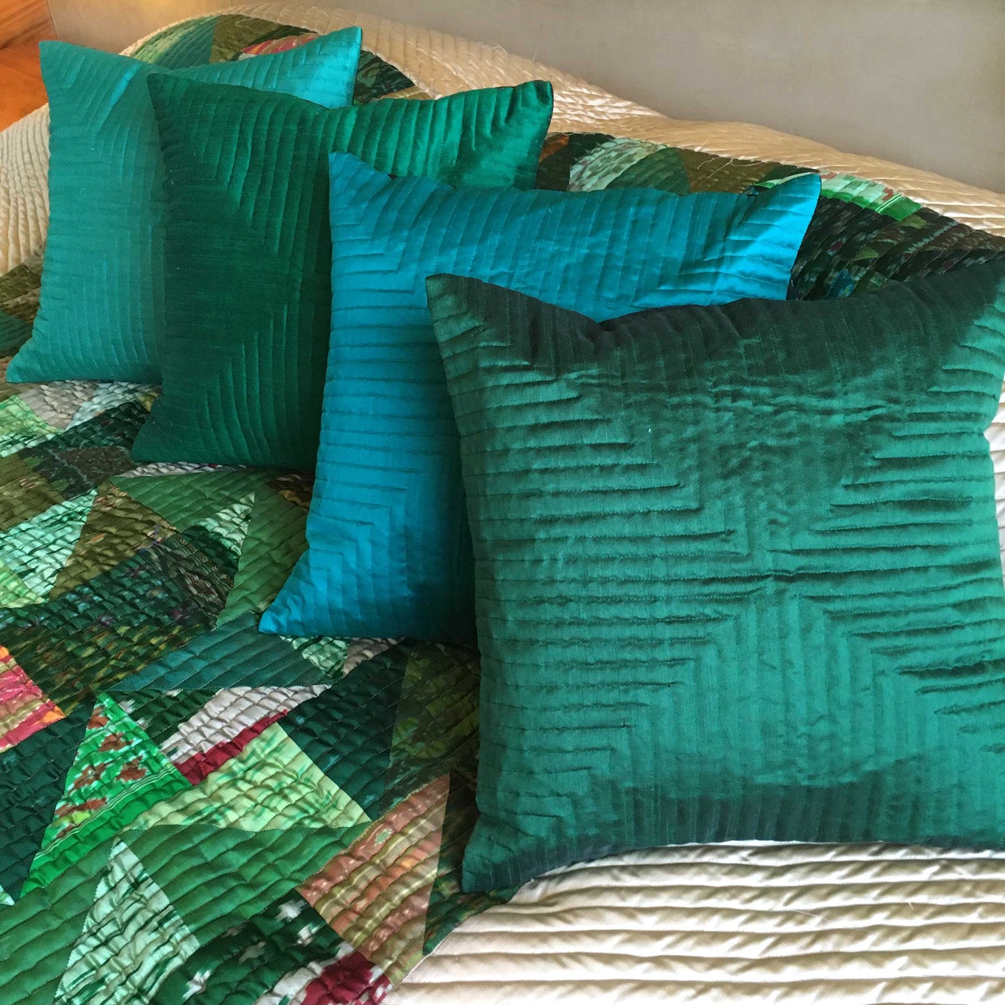 VIENNE LOVE ALWAYS PATOLA SILK QUILTED BEDCOVER SET